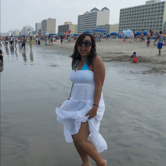 Meet your posher, Linda! 💛💛💛 - Picture 4 of 8